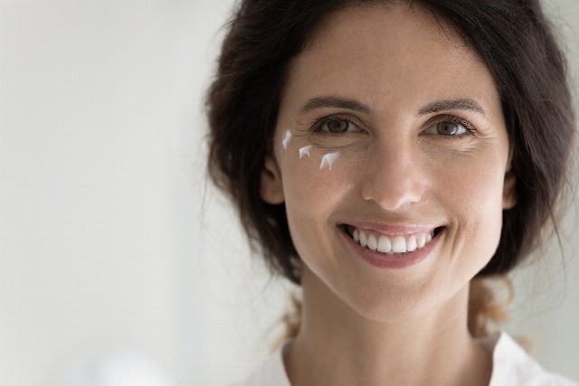 Foto Soluciones cosméticas para desinflamar las bolsas de los ojos