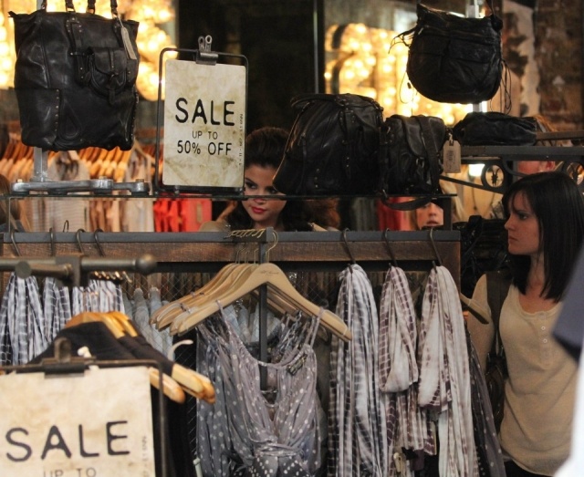 Foto Selena Gómez en las rebajas Foto Selena Gómez en las rebajas