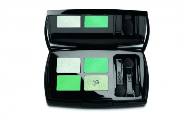 Foto Paleta de sombras de ojos en tonos verdes de Yves Saint Laurent colección primaveraverano Foto Paleta de sombras de ojos en tonos verdes de Yves Saint Laurent colección primaveraverano