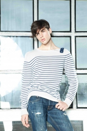 Foto La raya a un lado se impone en los cortes de cabello para chicos