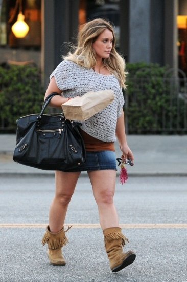 Foto Hilary Duff embarazada con minifalda