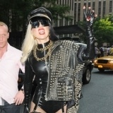 Lady Gaga y su extravagante look rockero