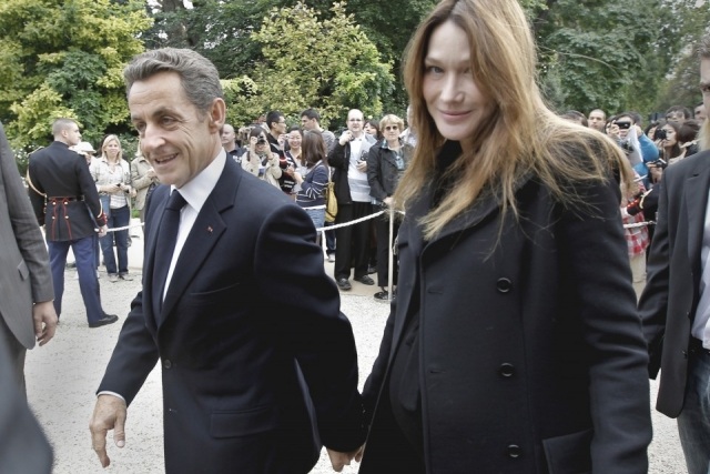 Foto Carla Bruni y Nicolás Sarkozy, una feliz pareja de guapa y feo