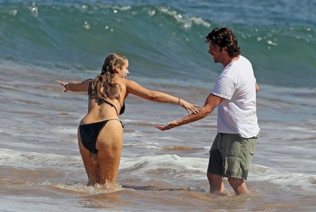 Foto Elizabeth Berkley luce celulitis en la playa