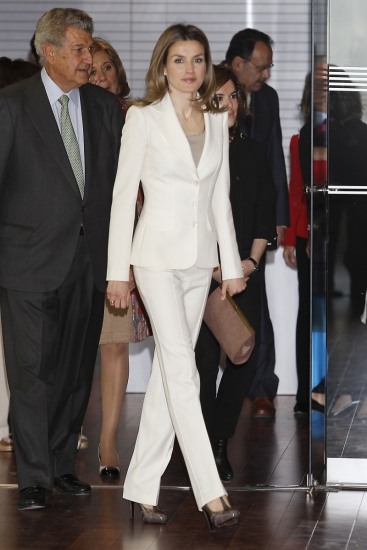 Foto Doña Letizia, con un traje de chaqueta y pantalón en blanco impoluto
