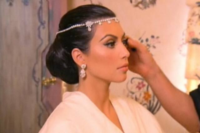 Foto Kim Kardashian con una tiara colgante para su boda con Kris Humphries