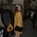 Ir a la foto Lana del Rey, con vestido amarillo lady y zapato de tacón ancho