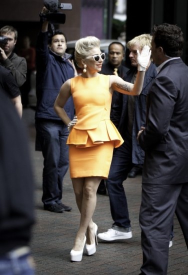 Foto Lady Gaga, todo elegancia con vestido con peplum naranja