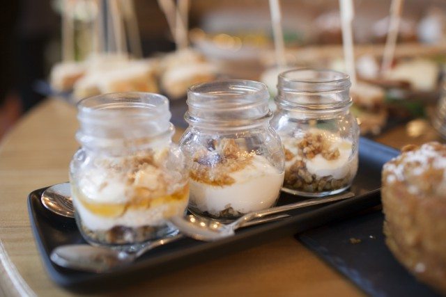 Foto Vasitos de crema de yogur con avena y frutos secos