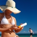 Revisa las cremas solares y la goma del bikini
