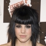 Angie opta por los piercings en la cara