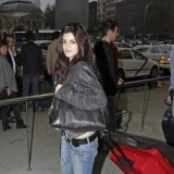 Clara Lago: vaqueros, deportivas y cazadora de cuero para sus viajes