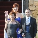 Andrés Iniesta del brazo de su madre en el día de su boda con Anna Ortiz