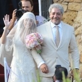 Anna Ortiz del brazo de su padre, en el día de su boda con Andrés Iniesta