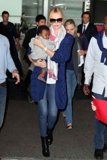 Foto Charlize Theron elige el fular como complemento Foto Charlize Theron elige el fular como complemento