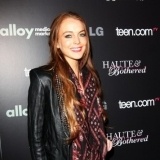 Lindsay Lohan se apunta al fular en verano