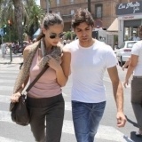 Eva González: fular de estampados florales en verano