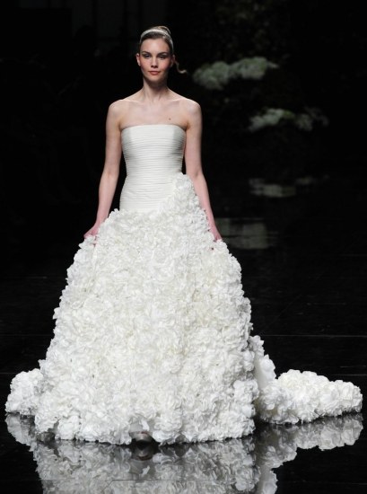 Foto Novias 2012: siluetas ceñidas y abullonados