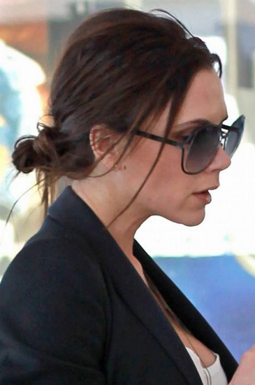 Foto Victoria Beckham con un moño bajo