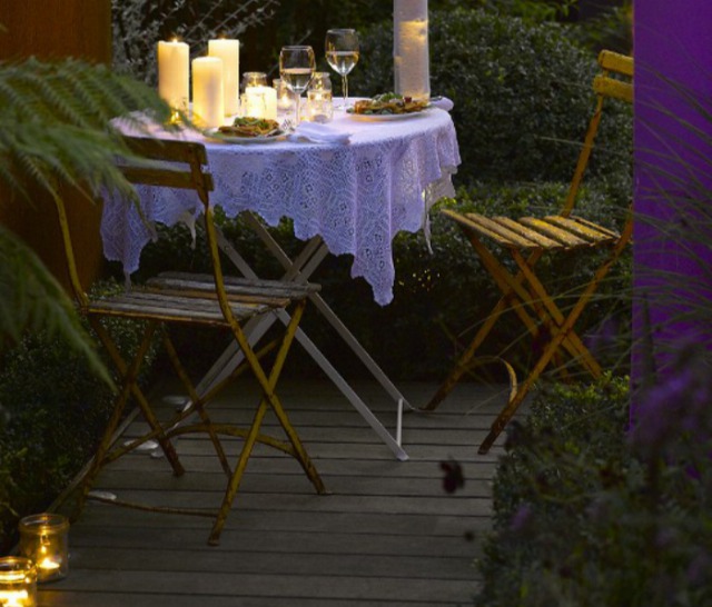 Foto Las velas, la iluminación ideal para una cena veraniega y romántica en el jardín