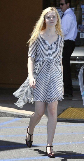 Foto Elle Fanning, con vestido camisero