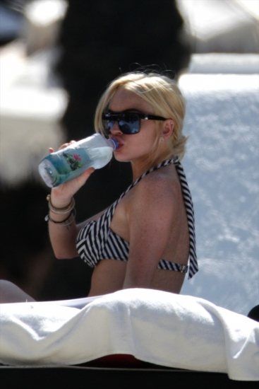 Foto Lindsay Lohan bebiendo un agua de lujo