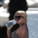 Ir a la foto Lindsay Lohan bebiendo un agua de lujo