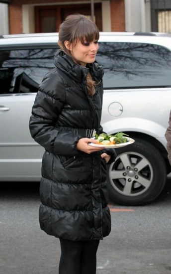 Foto Olivia Wilde almuerza verduras en un descanso del rodaje