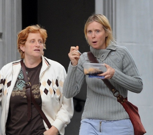 Foto Cynthia Nixon comiendo en un tupper por las calles de Nueva York