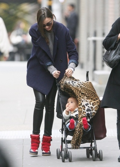Foto Miranda Kerr y su look de mamá todo terreno