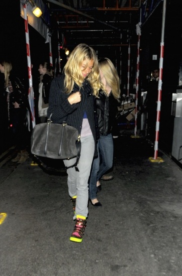 Foto Sienna Miller, de fiesta con sneakers