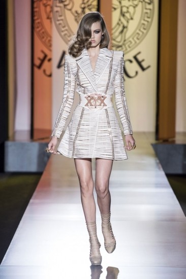 Foto Versace propone un look aristocrático