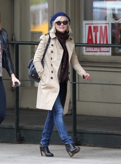 Foto Kirsten Dunst con trench clásico de Burberry y vaqueros