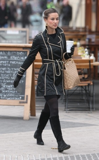 Foto Pippa Middleton con trench de costuras marcadas