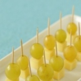 Brochetas de queso con uvas
