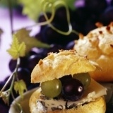 Canapés de queso azul con uvas