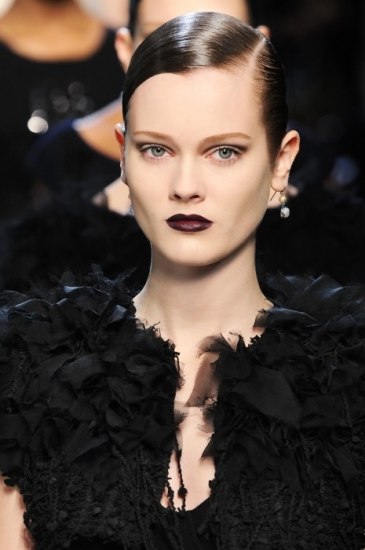 Foto El maquillaje gótico se basa en piel clara, ojos ahumados y labios oscuros Foto El maquillaje gótico se basa en piel clara, ojos ahumados y labios oscuros