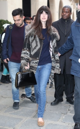 Foto Lana del Rey apuesta por flequillo y color castaño