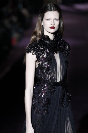 Foto Maquillaje Gucci de piel blanca y labios granates Foto Maquillaje Gucci de piel blanca y labios granates