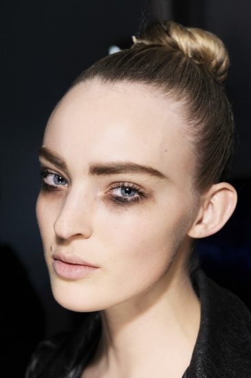 Foto Maquillaje Louis Vuitton con sombra negra por debajo del ojo Foto Maquillaje Louis Vuitton con sombra negra por debajo del ojo