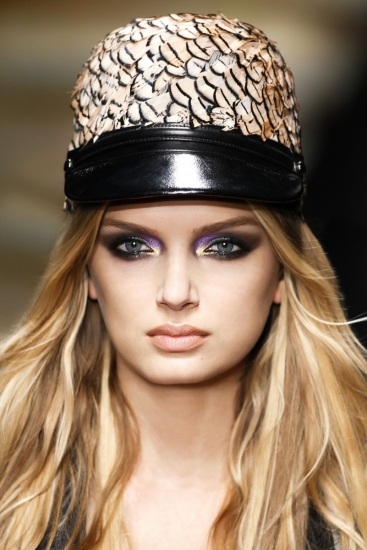 Foto Maquillaje Roberto Cavalli con los ojos muy marcados Foto Maquillaje Roberto Cavalli con los ojos muy marcados