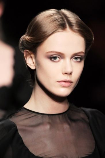 Foto Maquillaje Valentino en tono beige Foto Maquillaje Valentino en tono beige