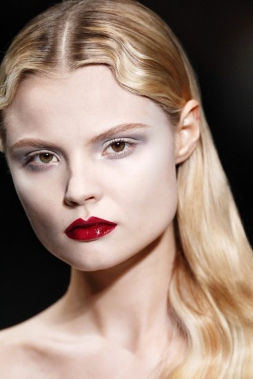 Foto Maquillaje ViktorRolf en piel nude y labios rojos Foto Maquillaje ViktorRolf en piel nude y labios rojos