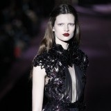 Maquillaje Gucci de piel blanca y labios granates