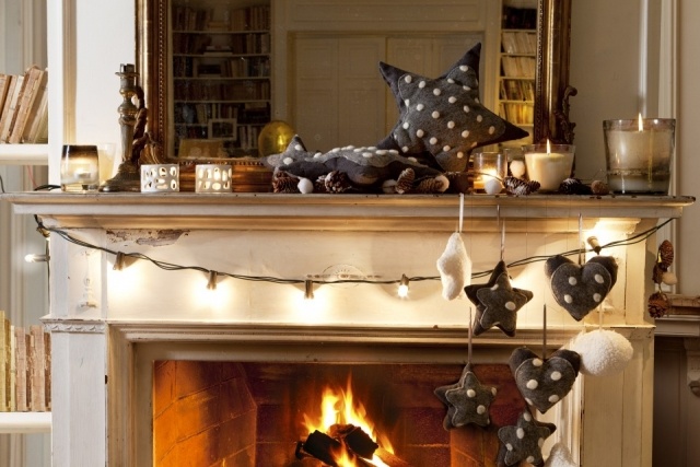 Foto Decora la chimenea en Navidad