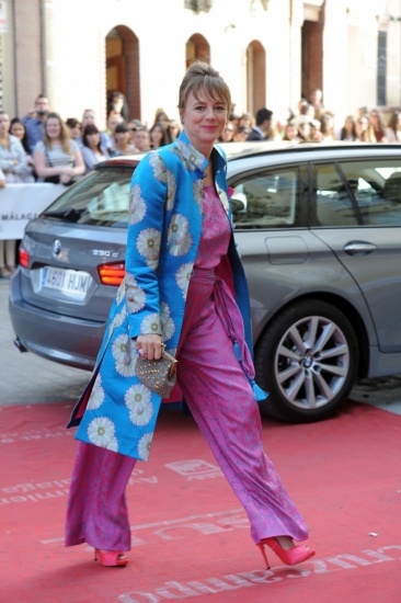 Foto Emma Suárez con mezcla de estampados