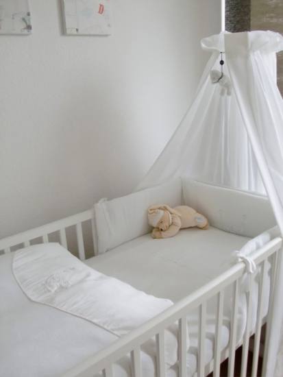 Foto La cuna como punto central de la habitación del bebé