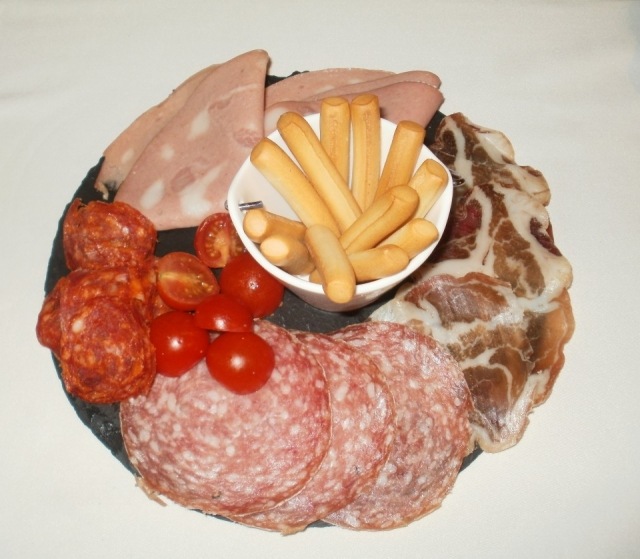Foto Tabla de embutidos italianos