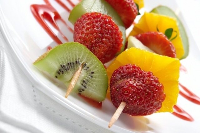 Foto Brochetas de frutas como snack navideño bajo en calorías