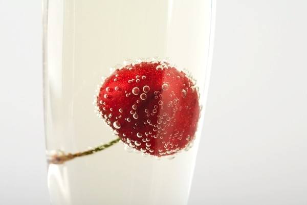 Foto Un poco de champán para brindar por la felicidad y con una cereza para poder jugar después